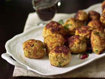 Фрикадельки будут иметь пикантный вкус, если в мясной фарш добавить немного мягкого творога и смесь рубленых трав. Фрикадельки будут иметь пикантный вкус, если в мясной фарш добавить немного мягкого творога и смесь рубленых трав.