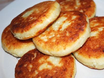 Для того чтобы сырники получились более пышными и вкусными, к смеси творога, муки и яиц нужно добавить немного растительного масла! Для того чтобы сырники получились более пышными и вкусными, к смеси творога, муки и яиц нужно добавить немного растительного масла!