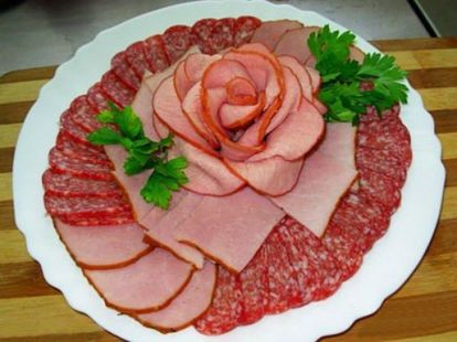 Очень оригинальный вариант – сделать из мясных изделий цветы, которые станут отличным украшением закуски. Для этого нужно просто скрутить кусочки мяса или колбасы, придавая форму цветка. Очень оригинальный вариант – сделать из мясных изделий цветы, которые станут отличным украшением закуски. Для этого нужно просто скрутить кусочки мяса или колбасы, придавая форму цветка.