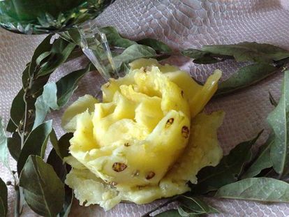 Удивить долгожданных гостей можно вот таким ароматным, вкусным и необычным десертом – распустившейся розой из ананаса. Удивить долгожданных гостей можно вот таким ароматным, вкусным и необычным десертом – распустившейся розой из ананаса.