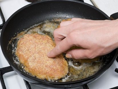 На мясе не держится панировка. Самый лучший способ – трёхслойная панировка. 1. Мука (этот слой часто пропускают, поэтому панировка и осыпается!). 2. Яйцо. 3. Панировочные сухари. Чтобы исправить положение лучше счистить неудачную панировку и попробовать сделать её заново, теперь уже правильно. После этого поставить минут на 30 в холодильник. Обжаривать на хорошо разогретом жире. На мясе не держится панировка. Самый лучший способ – трёхслойная панировка. 1. Мука (этот слой часто пропускают, поэтому панировка и осыпается!). 2. Яйцо. 3. Панировочные сухари. Чтобы исправить положение лучше счистить неудачную панировку и попробовать сделать её заново, теперь уже правильно. После этого поставить минут на 30 в холодильник. Обжаривать на хорошо разогретом жире.