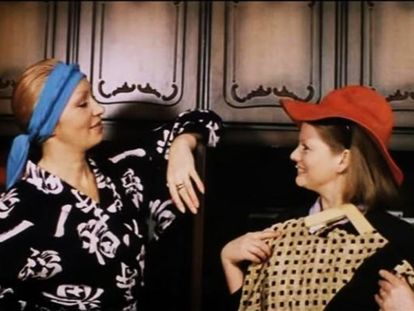 «Самая обаятельная и привлекательная». СССР, 1985. В главных ролях: Ирина Муравьёва, Татьяна Васильева, Александр Абдулов, Леонид Куравлёв. Я обожаю Муравьёву, Абдулова и Ширвиндта! Эта лирическая комедия даже после тысячи просмотров будет вызывать у меня смех и хорошее настроение. Одна из моих самых любимых сцен – Аркадий (муж Сусанны) забирает Надю Клюеву после работы: «Сусанна всё-таки гений, нас заметили, на нас смотрят. Там несколько человек стоят как парализованные». «Самая обаятельная и привлекательная». СССР, 1985. В главных ролях: Ирина Муравьёва, Татьяна Васильева, Александр Абдулов, Леонид Куравлёв. Я обожаю Муравьёву, Абдулова и Ширвиндта! Эта лирическая комедия даже после тысячи просмотров будет вызывать у меня смех и хорошее настроение. Одна из моих самых любимых сцен – Аркадий (муж Сусанны) забирает Надю Клюеву после работы: «Сусанна всё-таки гений, нас заметили, на нас смотрят. Там несколько человек стоят как парализованные».