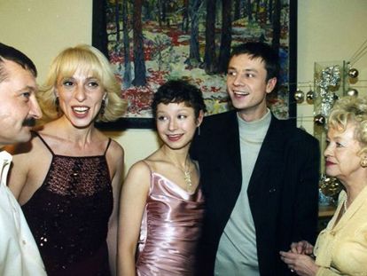«Прощайте, доктор Фрейд!». Россия, 2004. В главных ролях: Илья Древнов, Юлия Рутберг, Леонид Громов, Виталий Гогунский, Ирина Гринёва, Елена Полякова. В доме Палениных возникают проблемы с сыном. К юноше приглашают психоаналитика. Им оказывается законспирированный налоговый инспектор. Скоро помощь психиатра становится нужна уже всем членам семьи… Лёгкая комедия для хорошего настроения)) «Прощайте, доктор Фрейд!». Россия, 2004. В главных ролях: Илья Древнов, Юлия Рутберг, Леонид Громов, Виталий Гогунский, Ирина Гринёва, Елена Полякова. В доме Палениных возникают проблемы с сыном. К юноше приглашают психоаналитика. Им оказывается законспирированный налоговый инспектор. Скоро помощь психиатра становится нужна уже всем членам семьи… Лёгкая комедия для хорошего настроения))