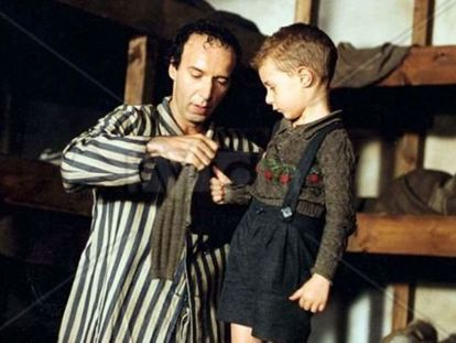 «Жизнь прекрасна». Италия, 1997. В главных ролях: Роберто Бениньи, Николетта Браски, Джорджио Кантарини. Фильм с элементами комедии и мелодрамы, но для меня это всё же драма. Эта лента рассказывает о том, как отец спасает сына, оказавшись в концлагере. Фильм тяжёлый, но такой нужный… О силе воле и родительской любви. Бениньи – уникальный человек. Здесь он выступил не только в роли актёра, но ещё как режиссёр и сценарист. «Жизнь прекрасна». Италия, 1997. В главных ролях: Роберто Бениньи, Николетта Браски, Джорджио Кантарини. Фильм с элементами комедии и мелодрамы, но для меня это всё же драма. Эта лента рассказывает о том, как отец спасает сына, оказавшись в концлагере. Фильм тяжёлый, но такой нужный… О силе воле и родительской любви. Бениньи – уникальный человек. Здесь он выступил не только в роли актёра, но ещё как режиссёр и сценарист.