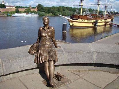 Великий Новгород (Россия). На фото – памятник Девушке-Туристке. Он установлен у Кремлевского пешеходного моста через Волхов. Конечно, это не главная достопримечательность города. Но в этой девушке я увидела себя)) Надеюсь, что когда-нибудь присяду к ней в такой же позе)) К тому же, в этом городе живёт моя подруга! Великий Новгород (Россия). На фото – памятник Девушке-Туристке. Он установлен у Кремлевского пешеходного моста через Волхов. Конечно, это не главная достопримечательность города. Но в этой девушке я увидела себя)) Надеюсь, что когда-нибудь присяду к ней в такой же позе)) К тому же, в этом городе живёт моя подруга!