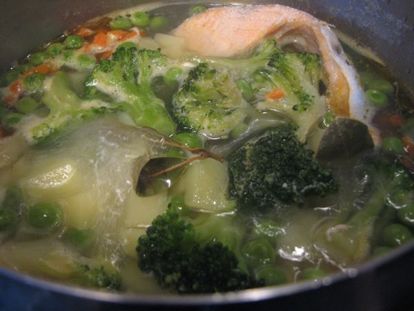 Овощной суп с красной рыбой в кастрюльке