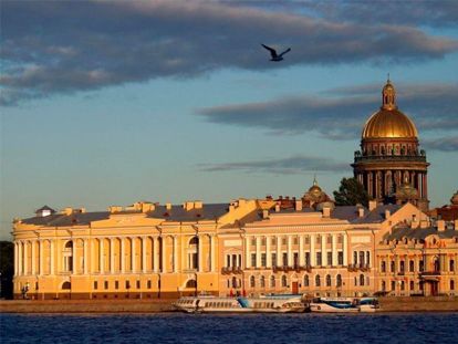Северная столица России – это мосты, темная Нева, высокие крыши и старинные дворики. Многим Санкт-Петербург кажется слишком темным и депрессивным городом, на и здесь можно провести романтические каникулы, наслаждаясь искусством в Эрмитаже или гуляя по улицам. Северная столица России – это мосты, темная Нева, высокие крыши и старинные дворики. Многим Санкт-Петербург кажется слишком темным и депрессивным городом, на и здесь можно провести романтические каникулы, наслаждаясь искусством в Эрмитаже или гуляя по улицам.