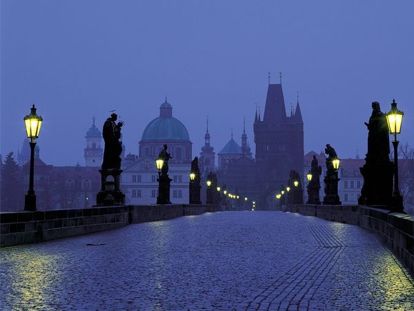 Уютная Прага понравится влюбленным множеством мощёных улочек, мостами и легкой непринужденной атмосферой. Здесь можно часами бродить, пить вино и радоваться жизни. Уютная Прага понравится влюбленным множеством мощёных улочек, мостами и легкой непринужденной атмосферой. Здесь можно часами бродить, пить вино и радоваться жизни.