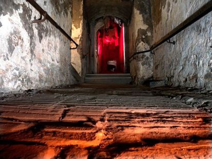 Тупик Мэри Кинг, Эдинбург. 400 лет назад квартал Мэри Кинг (так звали владелицу большинства здешних домов) был одним из самых оживленных мест в Эдинбурге. Ситуация изменилась, когда в город пришла эпидемия чумы. Тупик Мэри Кинг, Эдинбург. 400 лет назад квартал Мэри Кинг (так звали владелицу большинства здешних домов) был одним из самых оживленных мест в Эдинбурге. Ситуация изменилась, когда в город пришла эпидемия чумы.