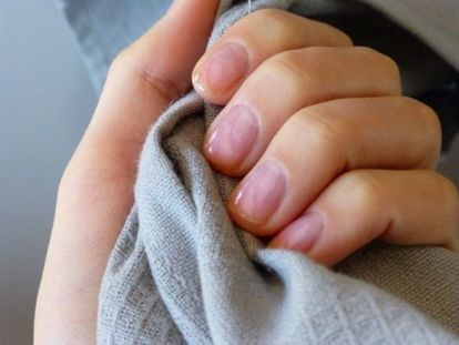 Еще одно средство для укрепления ногтей из лимона и соли. Столовая ложка отжатого лимонного сока смешивается с несколькими щепотками соли. Наносить средство на ногти при помощи кисточки. После 15 минут укрепления смыть водой. Еще одно средство для укрепления ногтей из лимона и соли. Столовая ложка отжатого лимонного сока смешивается с несколькими щепотками соли. Наносить средство на ногти при помощи кисточки. После 15 минут укрепления смыть водой.