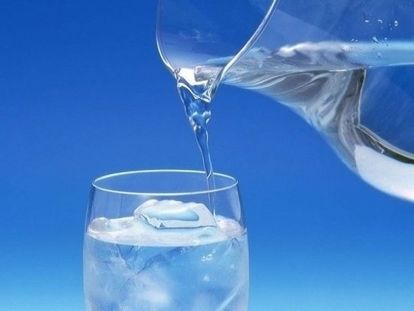 После того, как проснетесь, первым делом выпивайте стакан воды (можно с лимоном). Такое начало дня поможет вам позаботиться о нормализации водного баланса организма и ускорении метаболических процессов. После того, как проснетесь, первым делом выпивайте стакан воды (можно с лимоном). Такое начало дня поможет вам позаботиться о нормализации водного баланса организма и ускорении метаболических процессов.