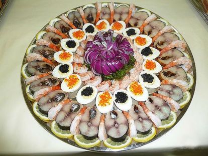А можно использовать и разные виды морепродуктов – рыбу, икру и креветки. А можно использовать и разные виды морепродуктов – рыбу, икру и креветки.