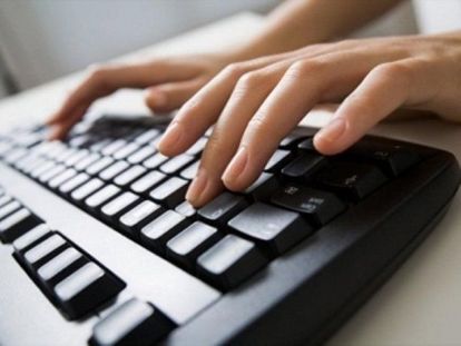 Аферисты размещают в Сети объявления о том, что им требуются наборщики текстов. Люди, заинтересовавшиеся вакансией, заполняют высланные им анкеты, получают заманчивое предложение с одним условием – перевести заказчику с помощью электронных платежных систем символическую сумму, якобы, в качестве гарантии, что работник выполнит заказ. Естественно, ни работы, ни денег обратно он не получает. Аферисты размещают в Сети объявления о том, что им требуются наборщики текстов. Люди, заинтересовавшиеся вакансией, заполняют высланные им анкеты, получают заманчивое предложение с одним условием – перевести заказчику с помощью электронных платежных систем символическую сумму, якобы, в качестве гарантии, что работник выполнит заказ. Естественно, ни работы, ни денег обратно он не получает.