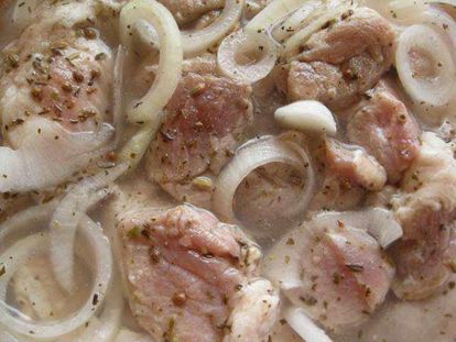 11. Маринованное мясо. Если вы замариновали слишком много мяса, то его излишки вполне можно заморозить вместе с маринадом. 11. Маринованное мясо. Если вы замариновали слишком много мяса, то его излишки вполне можно заморозить вместе с маринадом.