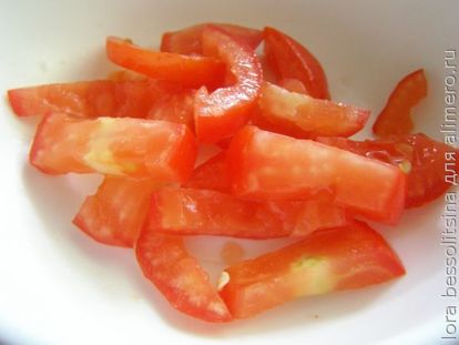салат с вермишелью, помидор