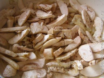 грибной суп-пюре, жарим лук и грибы
