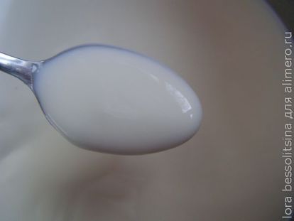 закваска в виде йогурта в молоко