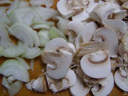 грибы и лук нарезаны