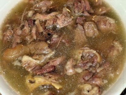 В кастрюлю не кладу слишком много мяса. Оставляю немного свободного места для воды. Она должна быть на 2-3 см выше мясных кусочков. В кастрюлю не кладу слишком много мяса. Оставляю немного свободного места для воды. Она должна быть на 2-3 см выше мясных кусочков.