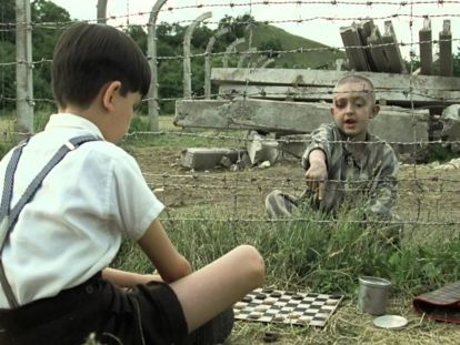 «Мальчик в полосатой пижаме». Вторая мировая война. Живущий рядом с концлагерем немецкий мальчик Бруно знакомится с еврейским парнишкой Шмулем, который обитает по ту сторону колючей проволоки. «Мальчик в полосатой пижаме». Вторая мировая война. Живущий рядом с концлагерем немецкий мальчик Бруно знакомится с еврейским парнишкой Шмулем, который обитает по ту сторону колючей проволоки.