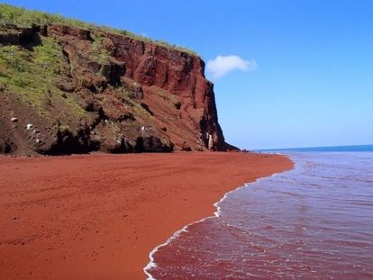 Пляж с красным песком Рабида, Галапагос. Есть мнение, что красный песок сформировался в результате окисления лавы, богатой железом. А может быть, это результат вымывания коралловых останков. Пляж с красным песком Рабида, Галапагос. Есть мнение, что красный песок сформировался в результате окисления лавы, богатой железом. А может быть, это результат вымывания коралловых останков.