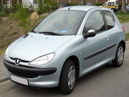 10 место. Peugeot 206. Он одинаково хорош и для городской езды с ограничением скорости, и для свободной загородной трассы. У него надежная тормозная система и отличная динамика. 10 место. Peugeot 206. Он одинаково хорош и для городской езды с ограничением скорости, и для свободной загородной трассы. У него надежная тормозная система и отличная динамика.