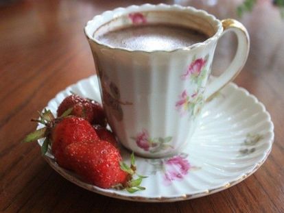 3. Удалить налет с кофейных и чайных чашек. Аккуратно протереть их кашицей из соли или столовой соды и уксуса, смешанных в равных пропорциях. 3. Удалить налет с кофейных и чайных чашек. Аккуратно протереть их кашицей из соли или столовой соды и уксуса, смешанных в равных пропорциях.