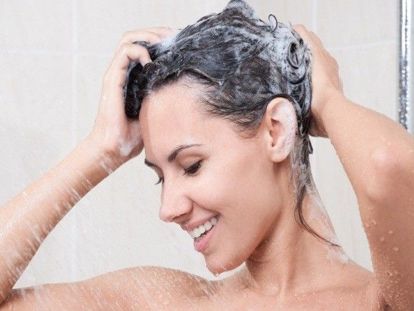 14. Для избавления от перхоти смешай чашку водки с двумя чайными ложками толченого розмарина. Дай настояться в течение двух дней, процеди через кофейный фильтр. Втирай в кожу головы, дай высохнуть, не смывай. Перхоть как рукой снимет. 14. Для избавления от перхоти смешай чашку водки с двумя чайными ложками толченого розмарина. Дай настояться в течение двух дней, процеди через кофейный фильтр. Втирай в кожу головы, дай высохнуть, не смывай. Перхоть как рукой снимет.