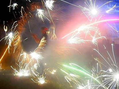 Заказать файер-шоу для ребенка, конечно, дело не дешевое. Однако и удовольствие будет огромное. Важно только, чтоб именинник был достаточно взрослый – от 9-10 лет, и отважный. А то совсем маленький может и испугаться огня или, что еще хуже, попытается потом повторить трюки. Заказать файер-шоу для ребенка, конечно, дело не дешевое. Однако и удовольствие будет огромное. Важно только, чтоб именинник был достаточно взрослый – от 9-10 лет, и отважный. А то совсем маленький может и испугаться огня или, что еще хуже, попытается потом повторить трюки.