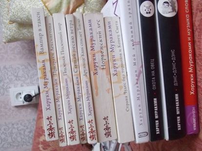 Грязный переплет на книгах можно почисть смесью из яичного желтка и небольшого количества спирта. Смочить этой смесью тряпочку и потереть ею переплет, а затем протереть его шерстяной тряпкой до блеска. Грязный переплет на книгах можно почисть смесью из яичного желтка и небольшого количества спирта. Смочить этой смесью тряпочку и потереть ею переплет, а затем протереть его шерстяной тряпкой до блеска.