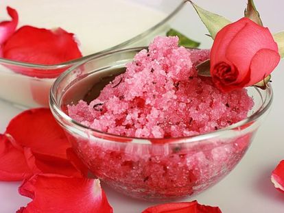 Скрабы с сахаром уже давно известны, их применяют во всех косметических салонах, как для лица, так и для тела. Его несложно изготовить в домашних условиях. Просто смешайте сахар с оливковым маслом и добавьте любое эфирное масло по вашему вкусу. Кожа станет нежной и шелковистой. Скрабы с сахаром уже давно известны, их применяют во всех косметических салонах, как для лица, так и для тела. Его несложно изготовить в домашних условиях. Просто смешайте сахар с оливковым маслом и добавьте любое эфирное масло по вашему вкусу. Кожа станет нежной и шелковистой.