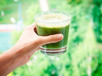 6. Зеленый лимонад. Понадобится 5 стеблей кудрявой капусты, одного лимона, кусочка имбиря, 1 огурца. Можно также добавить немного петрушки или кинзы. Пейте каждое утро и будете чувствовать себя потрясающе! 6. Зеленый лимонад. Понадобится 5 стеблей кудрявой капусты, одного лимона, кусочка имбиря, 1 огурца. Можно также добавить немного петрушки или кинзы. Пейте каждое утро и будете чувствовать себя потрясающе!
