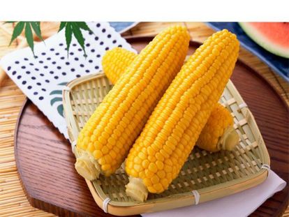 Это простой способ, благодаря которому вареная кукуруза становится слаще и вкуснее. Добавьте в кастрюлю с кипящей водой 50 г сухого молока, прежде чем положить туда кукурузу. Это простой способ, благодаря которому вареная кукуруза становится слаще и вкуснее. Добавьте в кастрюлю с кипящей водой 50 г сухого молока, прежде чем положить туда кукурузу.