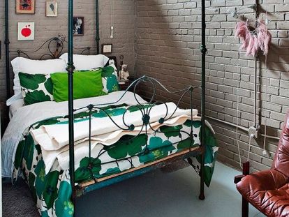 10. Если вы живете в панельном доме, не стоит возводить декоративную кирпичную стену в интерьере. Скорее всего, она будет казаться инородной. Если же дом действительно сложен из кирпичей, то прежде чем оставить их на виду, хорошо продумайте общий стиль всего пространства квартиры. 10. Если вы живете в панельном доме, не стоит возводить декоративную кирпичную стену в интерьере. Скорее всего, она будет казаться инородной. Если же дом действительно сложен из кирпичей, то прежде чем оставить их на виду, хорошо продумайте общий стиль всего пространства квартиры.