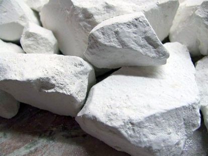 14. Средство от муравьев. По какой-то причине муравьи не любят пересекать линии, нарисованные мелом. Проведите черту у дверных проемов, на подоконниках, словом, везде, откуда муравьи приходят в ваш дом. 14. Средство от муравьев. По какой-то причине муравьи не любят пересекать линии, нарисованные мелом. Проведите черту у дверных проемов, на подоконниках, словом, везде, откуда муравьи приходят в ваш дом.