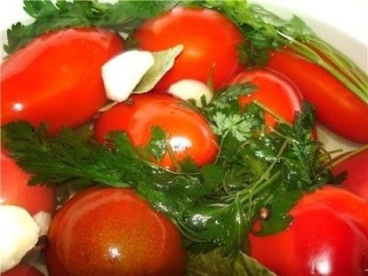 8. Чистота залог не только здоровья, но и сохранности маринованных помидоров, поэтому банки для них необходимо хорошо помыть с содой, ополоснуть и простерилизовать. Крышки достаточно промыть и прокипятить в течение 3-5 минут. 8. Чистота залог не только здоровья, но и сохранности маринованных помидоров, поэтому банки для них необходимо хорошо помыть с содой, ополоснуть и простерилизовать. Крышки достаточно промыть и прокипятить в течение 3-5 минут.