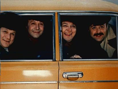 «Старый Новый год». СССР, 1980. В главных ролях: Вячеслав Невинный, Александр Калягин, Евгений Евстигнеев, Ирина Мирошниченко, Ксения Минина. Обожаю эту сатирическую комедию за юмор и великолепную игру актёров! Даже самые разные семьи в чём-то похожи друг на друга. Контрастные примеры семей Себейкиных и Полуорловых об этом свидетельствуют наилучшим образом. «Старый Новый год». СССР, 1980. В главных ролях: Вячеслав Невинный, Александр Калягин, Евгений Евстигнеев, Ирина Мирошниченко, Ксения Минина. Обожаю эту сатирическую комедию за юмор и великолепную игру актёров! Даже самые разные семьи в чём-то похожи друг на друга. Контрастные примеры семей Себейкиных и Полуорловых об этом свидетельствуют наилучшим образом.