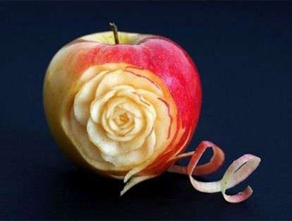 Роза на яблоке – это тоже реальность, если фрукт находится в руках мастера. Работа известного фотохудожника Илиана Илиева. Роза на яблоке – это тоже реальность, если фрукт находится в руках мастера. Работа известного фотохудожника Илиана Илиева.