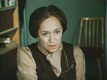 «Осенняя история». СССР, 1979. В главных ролях: Римма Быкова, Ада Роговцева, Елена Ивочкина, Виталий Юшков. Фильм снят по повести М.Прилежаевой "Осень". Здесь нет истории любви мужчины и женщины. Здесь – история одинокой учительницы, всю себя посвятившей профессии и детям. Коллеги вынудили её уйти на пенсию. Конечно, жизнь её изменилась. Сама не знаю почему, но эта история трогает меня до глубины души… А от великолепной музыки Алексея Рыбникова - мурашки по коже... «Осенняя история». СССР, 1979. В главных ролях: Римма Быкова, Ада Роговцева, Елена Ивочкина, Виталий Юшков. Фильм снят по повести М.Прилежаевой "Осень". Здесь нет истории любви мужчины и женщины. Здесь – история одинокой учительницы, всю себя посвятившей профессии и детям. Коллеги вынудили её уйти на пенсию. Конечно, жизнь её изменилась. Сама не знаю почему, но эта история трогает меня до глубины души… А от великолепной музыки Алексея Рыбникова - мурашки по коже...