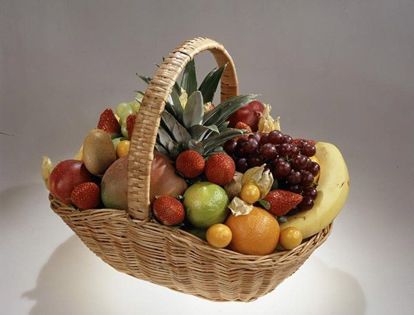 Ещё одна вариация съедобного подарка – корзина с фруктами. Вкусно, красиво, полезно! Единственное, нужно проследить за свежестью всех составляющих. Ещё одна вариация съедобного подарка – корзина с фруктами. Вкусно, красиво, полезно! Единственное, нужно проследить за свежестью всех составляющих.
