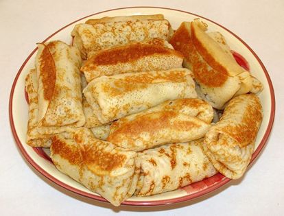 2. Блинчики с начинкой. Если вы любите завтракать домашними блинами, можно просто напечь их побольше в выходной день, заморозить на подносе, и хранить в пакетах для заморозки. В любое время вы сможете достать их из морозилки и разогреть в микроволновке. В любом случае получится дешевле и вкуснее, чем покупать замороженную выпечку в магазине. 2. Блинчики с начинкой. Если вы любите завтракать домашними блинами, можно просто напечь их побольше в выходной день, заморозить на подносе, и хранить в пакетах для заморозки. В любое время вы сможете достать их из морозилки и разогреть в микроволновке. В любом случае получится дешевле и вкуснее, чем покупать замороженную выпечку в магазине.