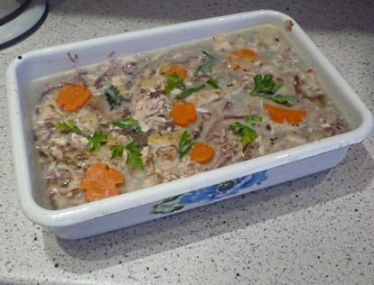 Мясо для холодца можно разобрать руками на небольшие кусочки или же мелко порезать. Я предпочитаю первый вариант, но когда дочка была маленькой, приходилось мясо измельчать тщательнее. Мясо для холодца можно разобрать руками на небольшие кусочки или же мелко порезать. Я предпочитаю первый вариант, но когда дочка была маленькой, приходилось мясо измельчать тщательнее.