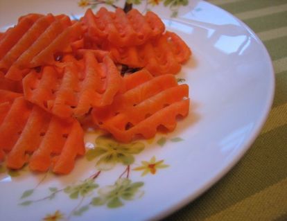 Морковь нарезана ножом для карвинга