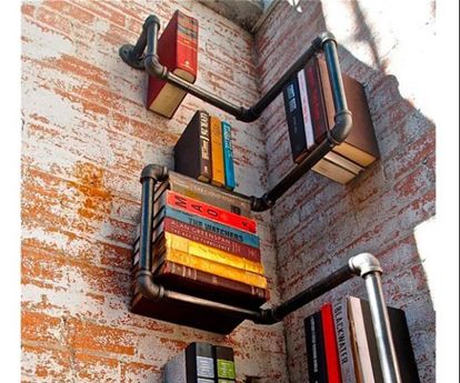 Порой необычные и красивые книжные полки можно делать из самых неожиданных материалов, например, из старых необработанных досок или водопроводных труб. Порой необычные и красивые книжные полки можно делать из самых неожиданных материалов, например, из старых необработанных досок или водопроводных труб.