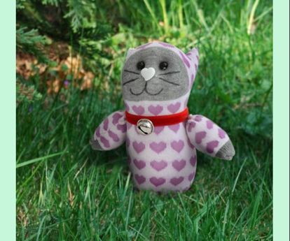 Такой обаятельный котенок непременно понравится вашему малышу! Для его изготовления выбирайте носки поярче, тогда игрушка будет излучать позитив. Милый котенок, правда? Такой обаятельный котенок непременно понравится вашему малышу! Для его изготовления выбирайте носки поярче, тогда игрушка будет излучать позитив. Милый котенок, правда?