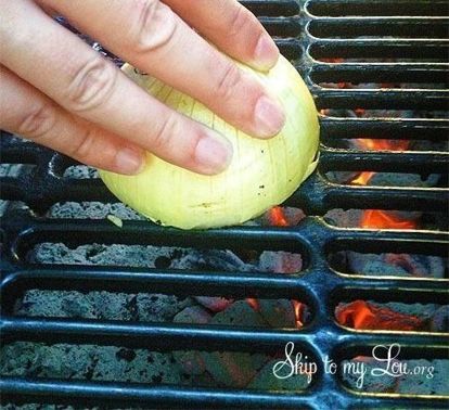 Этот совет я непременно проверю летом. Для того, чтобы мясо не пригорало к решетке гриля, достаточно протереть ее (горячую) разрезанной луковицей. Этот совет я непременно проверю летом. Для того, чтобы мясо не пригорало к решетке гриля, достаточно протереть ее (горячую) разрезанной луковицей.