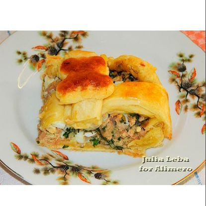 Пирог из слоёного теста с рыбой. Рецепт: Юлия Леба. Тесто: слоеное дрожжевое. Начинка: консервированная рыба, вареные яйца, луковица, зелень, сливочное масло.