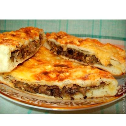 Закрытая пицца &quot;Кальцоне&quot; с фаршем и грибами. Рецепт: Юлия Леба. Тесто:  дрожжевое. Начинка: мясной фарш, грибы, томатный соус, луковица, полутвердый и полумягкий сыры.