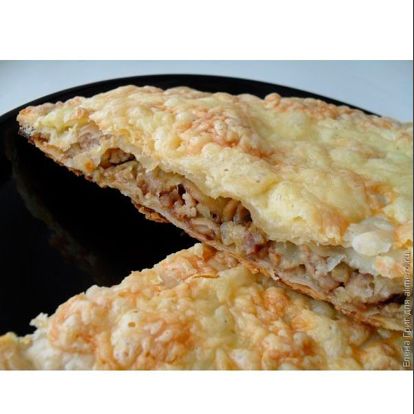 Слоеный пирог с грибами и фаршем. Рецепт Елены Григ. Тесто: слоеное бездрожжевое. Начинка: свиной фарш, шампиньоны, лук, сыр, растительное масло.