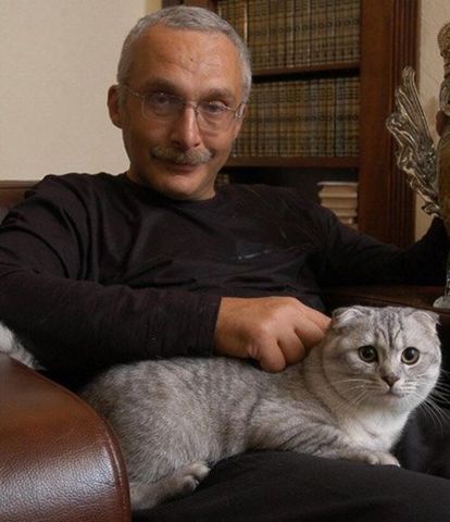 Знакомьтесь, это Z Магистр Скимблшанкс Мон Ами. Или попросту — Шон, шотландский вислоухий кот Александра Друзя. Ему подарил его в прямом эфире Крюк и сказал, что если Друзь будет привозить кота на игру, его «мнение» учтут при голосовании. Знакомьтесь, это Z Магистр Скимблшанкс Мон Ами. Или попросту — Шон, шотландский вислоухий кот Александра Друзя. Ему подарил его в прямом эфире Крюк и сказал, что если Друзь будет привозить кота на игру, его «мнение» учтут при голосовании.